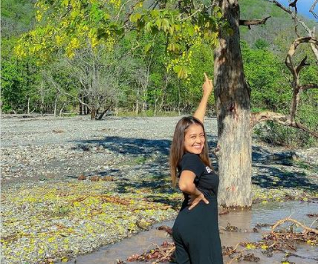 नेहा कक्कड़ ने उत्तराखंड की खूबसूरत वादियों में कराया फोटोशूट, तस्वीर देखकर आप भी करेंगे तारीफ  